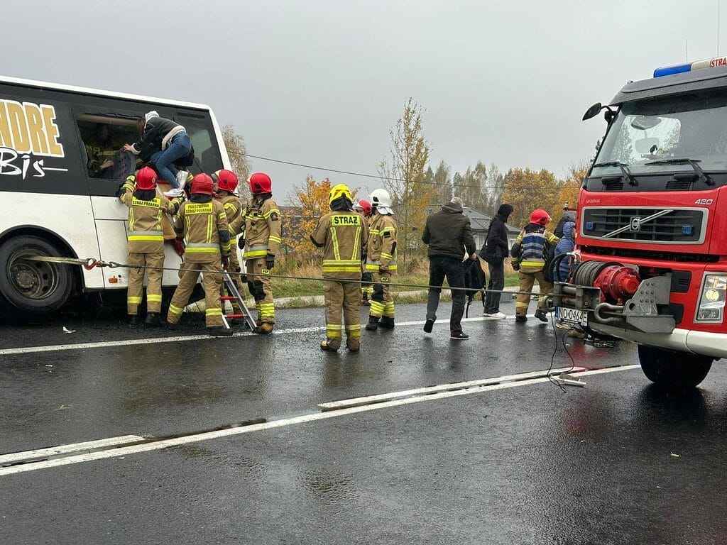 REGION: Wypadek autobusu i osobówki pod Barczewem. Długa akcja strażaków 15 Wypadek Autobusu I Osobówki Pod Barczewem. Długa Akcja Strażaków