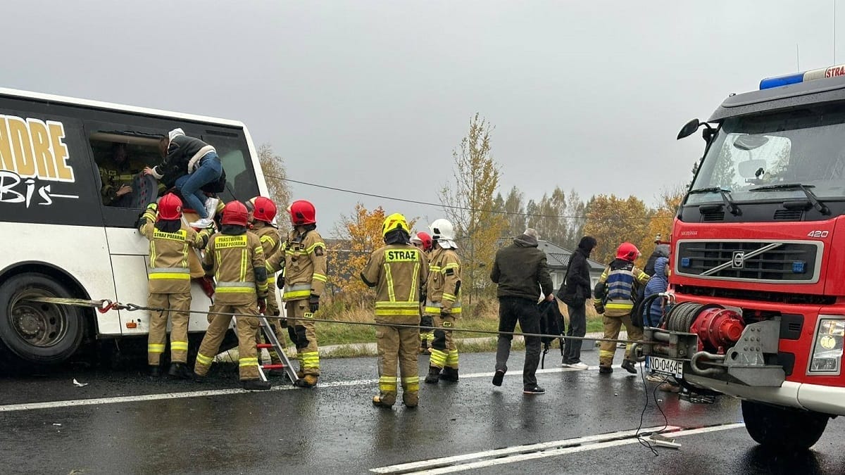 REGION: Wypadek autobusu i osobówki pod Barczewem. Długa akcja strażaków 1 Wypadek Autobusu I Osobówki Pod Barczewem. Długa Akcja Strażaków