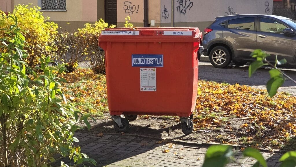 Nowe Pojemniki Na Tekstylia W Ostródzie. Antracyt Zastąpił Czerwień