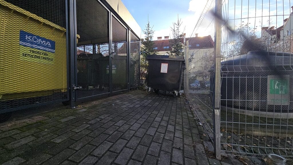 Nowe pojemniki na tekstylia w Ostródzie. Antracyt zastąpił czerwień 4 Nowe Pojemniki Na Tekstylia W Ostródzie. Antracyt Zastąpił Czerwień