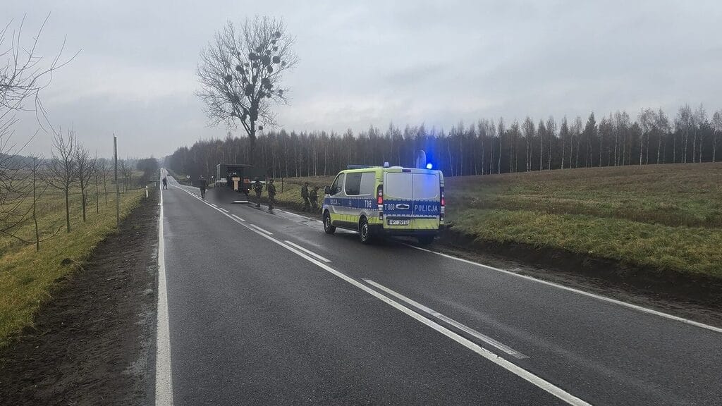 Niewybuchy przy drodze wojewódzkiej 542 - saperzy w akcji 3 Niewybuchy Przy Drodze Wojewódzkiej - Saperzy W Akcji