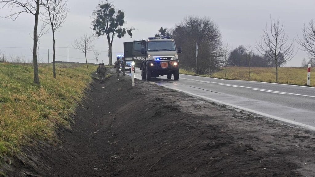 Niewybuchy przy drodze wojewódzkiej 542 - saperzy w akcji 2 Niewybuchy Przy Drodze Wojewódzkiej - Saperzy W Akcji