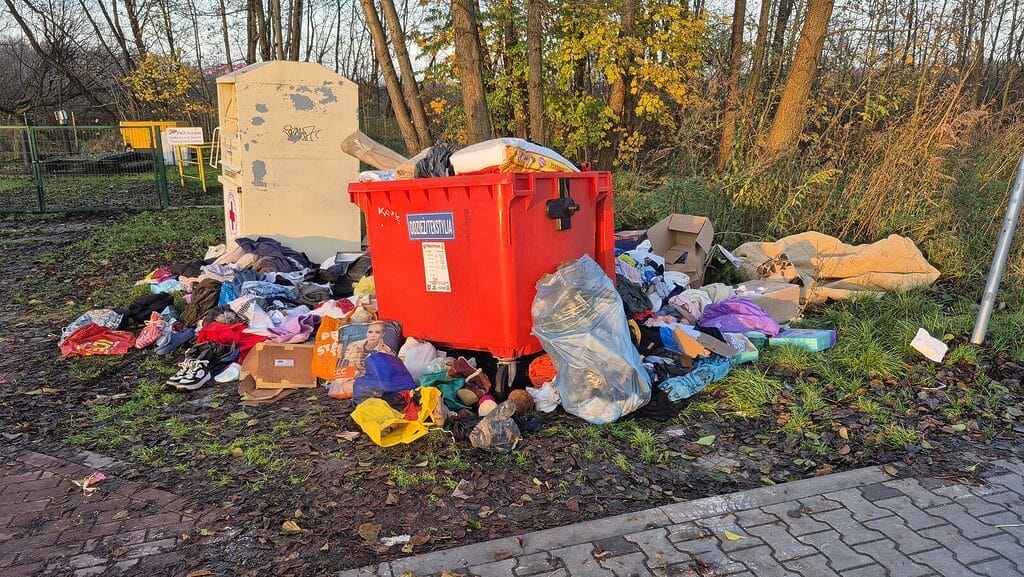 Bałagan przy pojemnikach na tekstylia - żółta karta dla ostródzian 2 Bałagan Przy Pojemnikach Na Tekstylia - Żółta Karta Dla Ostródzian