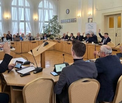 Radni podnieśli podatki w Ostródzie. Las rąk w górze!