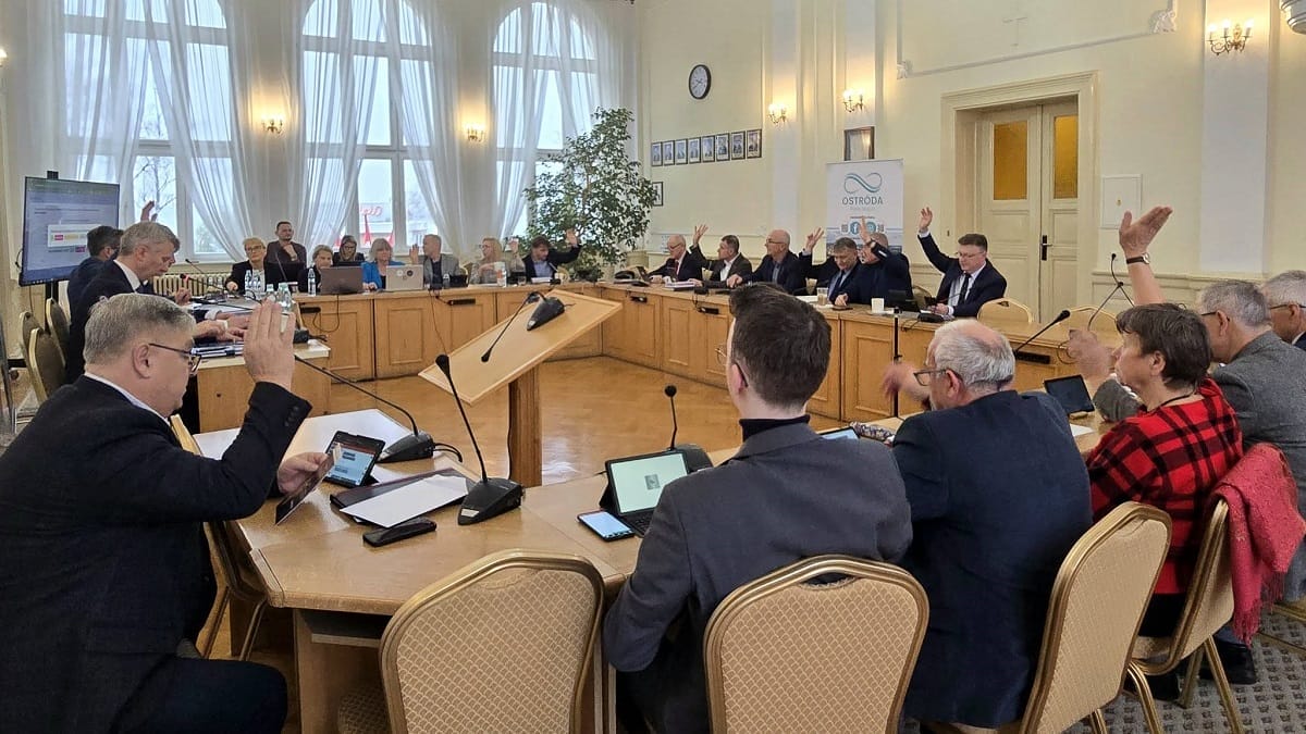 Radni Podnieśli Podatki W Ostródzie. Las Rąk W Górze!