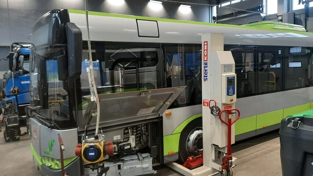 Zapasowy autobus dojechał do Ostródy. Prezes Wawrzyński uzupełnia flotę 4 Zapasowy Autobus Dojechał Do Ostródy. Prezes Wawrzyński Uzupełnia Flotę