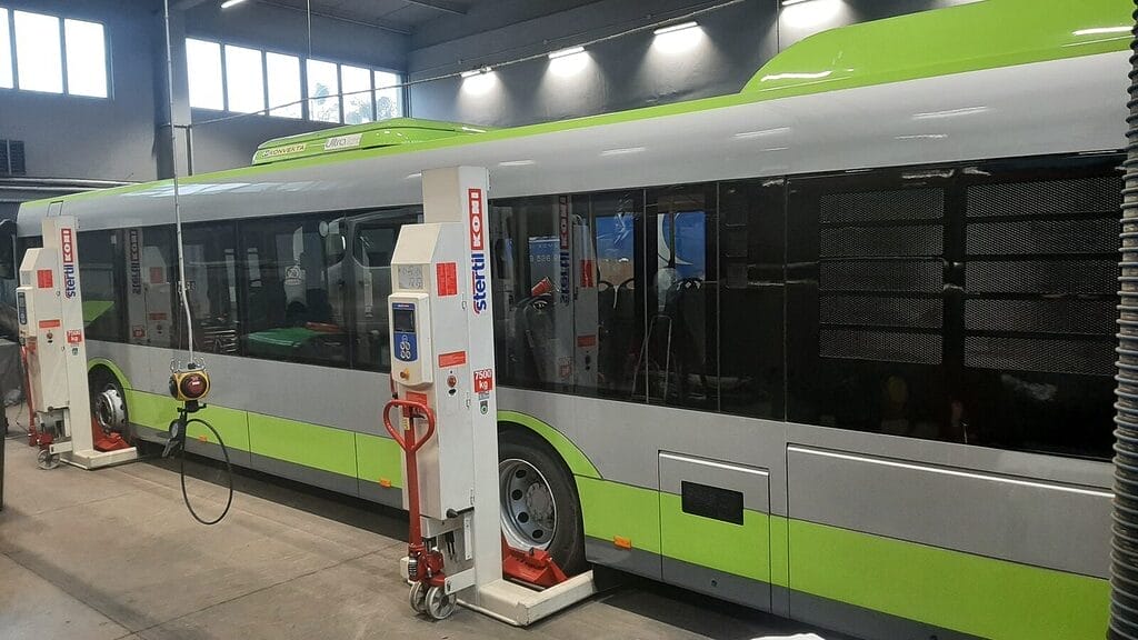 Zapasowy autobus dojechał do Ostródy. Prezes Wawrzyński uzupełnia flotę 6 Zapasowy Autobus Dojechał Do Ostródy. Prezes Wawrzyński Uzupełnia Flotę