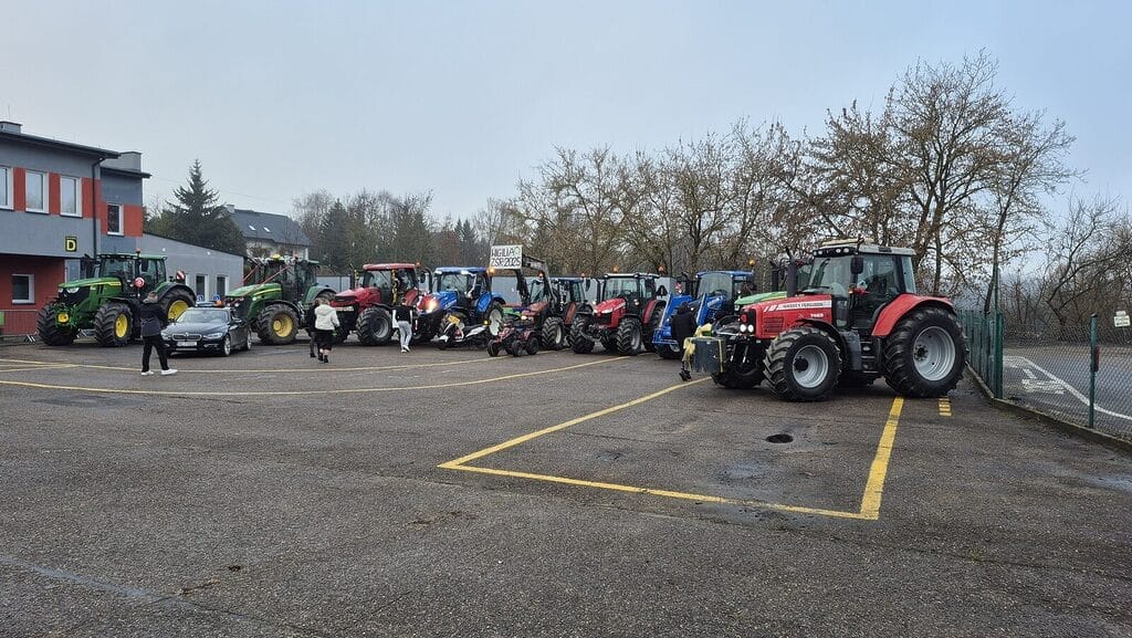 Wigilijna Tradycja - Uczniowie Rolnika Podjechali Pod Szkołę Ciągnikami!