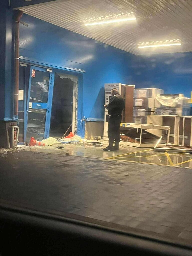 Drifter wjechał w Castoramę. Policja ukarała młodego kierowcę BMW 4 Drifter Wjechał W Castoramę. Policja Ukarała Młodego Kierowcę Bmw