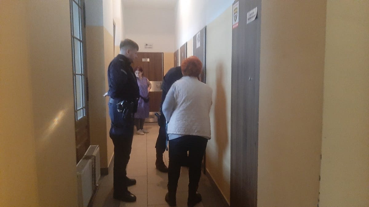 Policja i ślusarz na dworcu PKP Ostróda. Podróżna potrzebowała pomocy! 1 Policja I Ślusarz Na Dworcu Pkp Ostróda. Podróżna Potrzebowała Pomocy!