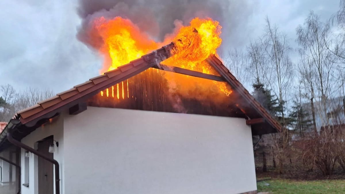 Pożar Garażu W Pacółtowie - Strażacy Gasili Na Dwa Podejścia