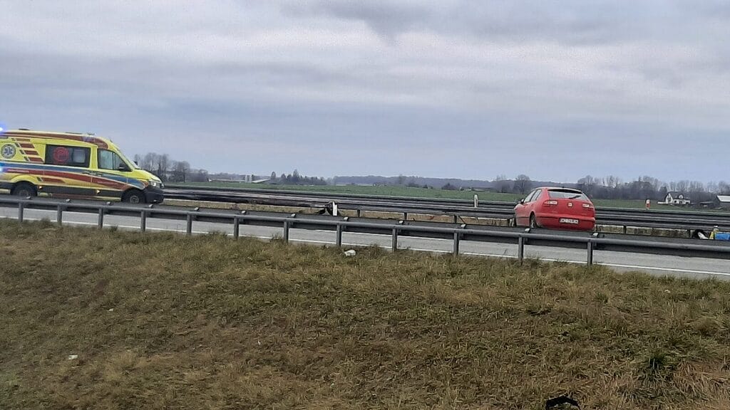 Osobówka Uderzyła W Bariery W Liksajnach W Gminie Miłomłyn