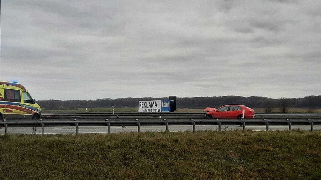 Osobówka Uderzyła W Bariery W Liksajnach W Gminie Miłomłyn