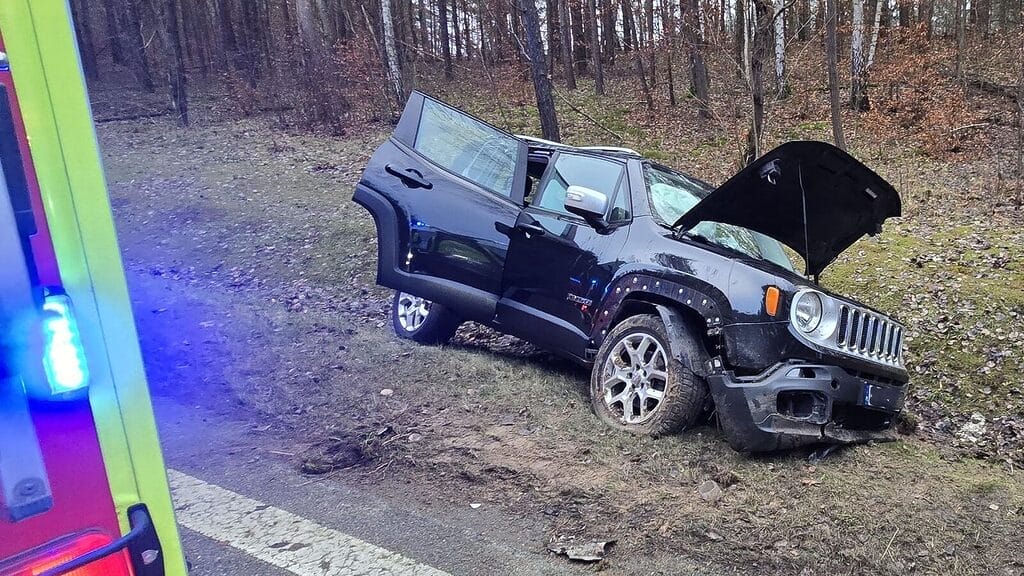 Wypadek na krajowej 16 pod Ostródą. Osobówka w rowie 3 Wypadek Na Krajowej 16 Pod Ostródą. Osobówka W Rowie
